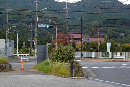 日の出山・柚木苑地にたどり着きました