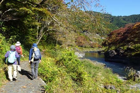 御岳渓谷・緩やかに下る遊歩道