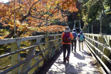 御岳渓谷・楓橋で川を渡り