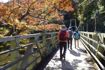 御岳渓谷・楓橋で川を渡り