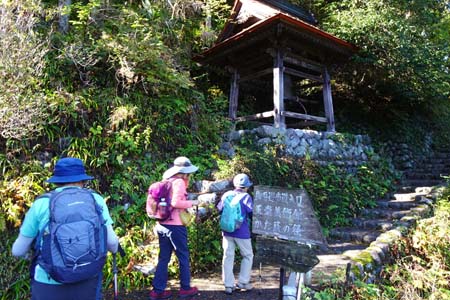 御岳渓谷・寒山寺への分岐