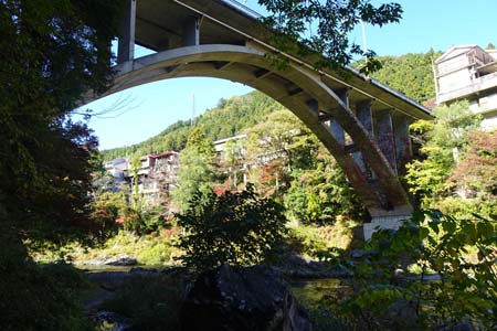 御岳渓谷・御嶽橋の下をくぐり