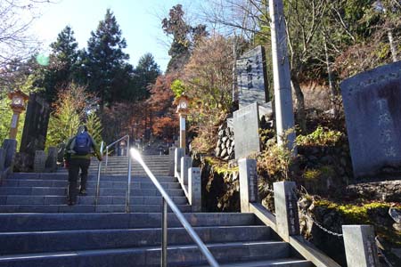 上高岩山・長い石段が続きます
