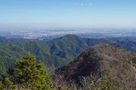 上高岩山・日の出山の先に霞む都心のビル群