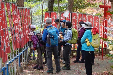 渋沢丘陵・奉納旗が並ぶ福寿弁財天の