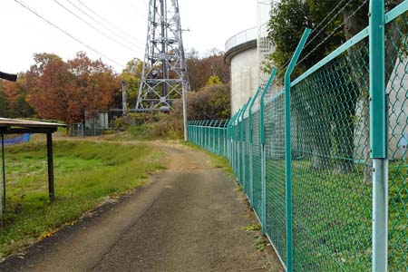 渋沢丘陵・向山配水所から尾根道が