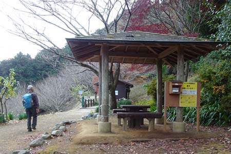 渋沢丘陵・頭高山直下の休憩所