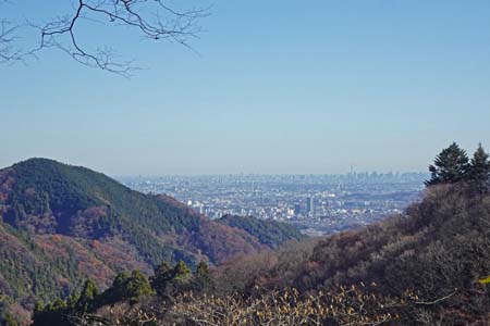 小仏城山から高尾山・小仏峠から都心のビル群