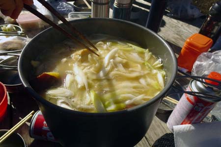 小仏城山から高尾山・今日のメニューは石焼き芋のほうとう