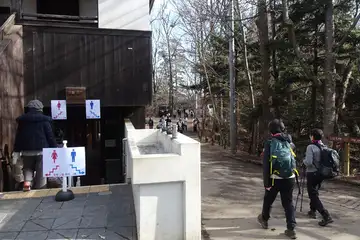 高尾山の大きなトイレ