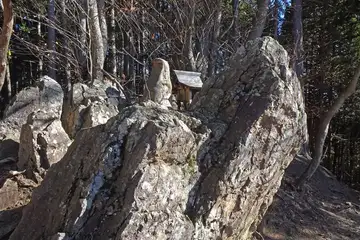 日の出山の顎掛岩