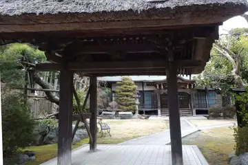 命徳寺の茅葺薬医門