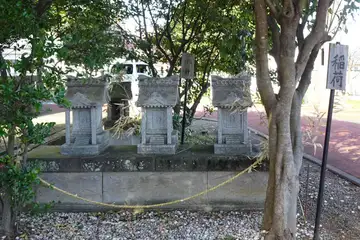 高部屋神社の稲荷社と水神