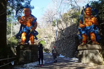 子の権現の参道に仁王像