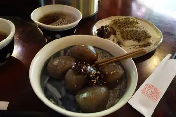 甘酒茶屋で黒ごま餅とみそおでん