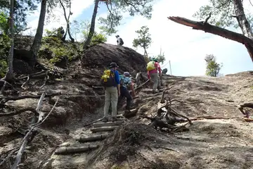 岩の稜線の登り