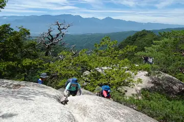 弥三郎岳の大岩
