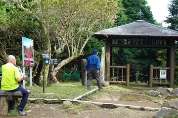 雷の尾根の東屋