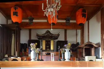 薬師堂の中に石棒