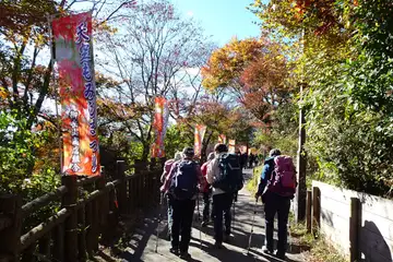 御岳山の参道に紅葉