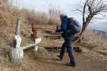 大野山の６３４ｍのベンチ