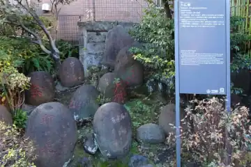 柳森神社の力石