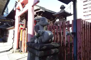 柳森神社の鳥居に狸