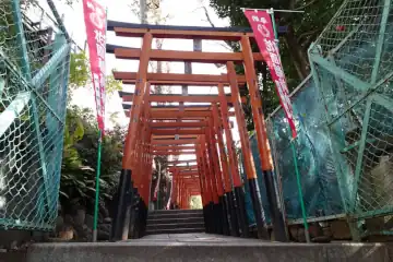 花園稲荷神社の赤い鳥居