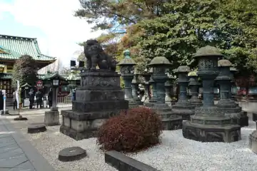 上野東照宮の銅灯篭と狛犬