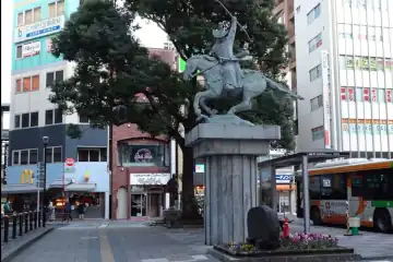 日暮里駅に太田道灌像