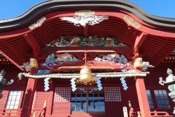 御嶽山神社の朱塗りの拝殿