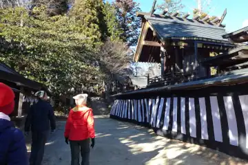 御嶽山神社の本殿の先へ