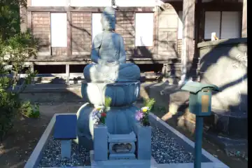 金蔵寺の本堂わきにお釈迦さん