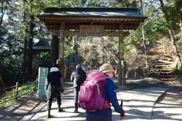 霊気満山の山門