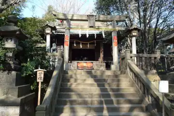 諏方神社の石段の上に拝殿