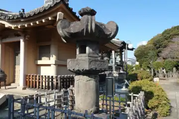 与楽寺の古い石灯籠