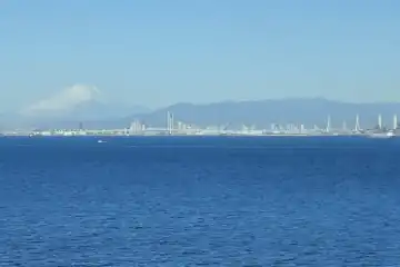 海ほたる・丹沢の先に雪を被った富士山