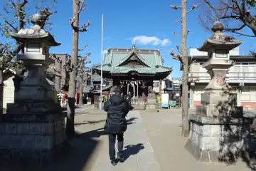大戸神社の参道に石灯篭
