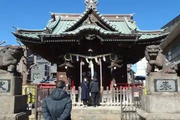 大戸神社の狛犬の先に拝殿