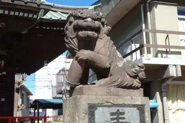 大戸神社の砲弾を持った狛犬