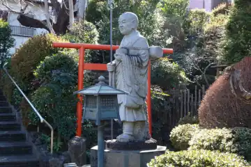 増明院の修行大師石像