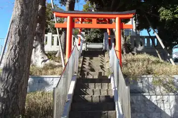 藤森稲荷神社の石段に赤い鳥居