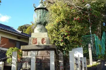 池上本門寺の石段の脇に灯篭