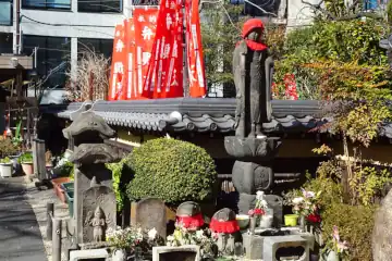 玄国寺の山門わきに石仏