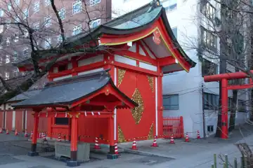 花園神社の御手水と神輿蔵