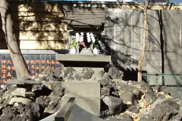 花園神社の岩積みの上に小さな社