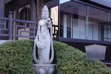 天龍寺の本堂わきに観音像