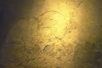 深大寺の岩に掘られた延命観音