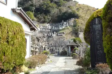 長善寺の本堂わきの斜面は墓地