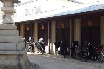 鳩森八幡神社の境内に神輿蔵